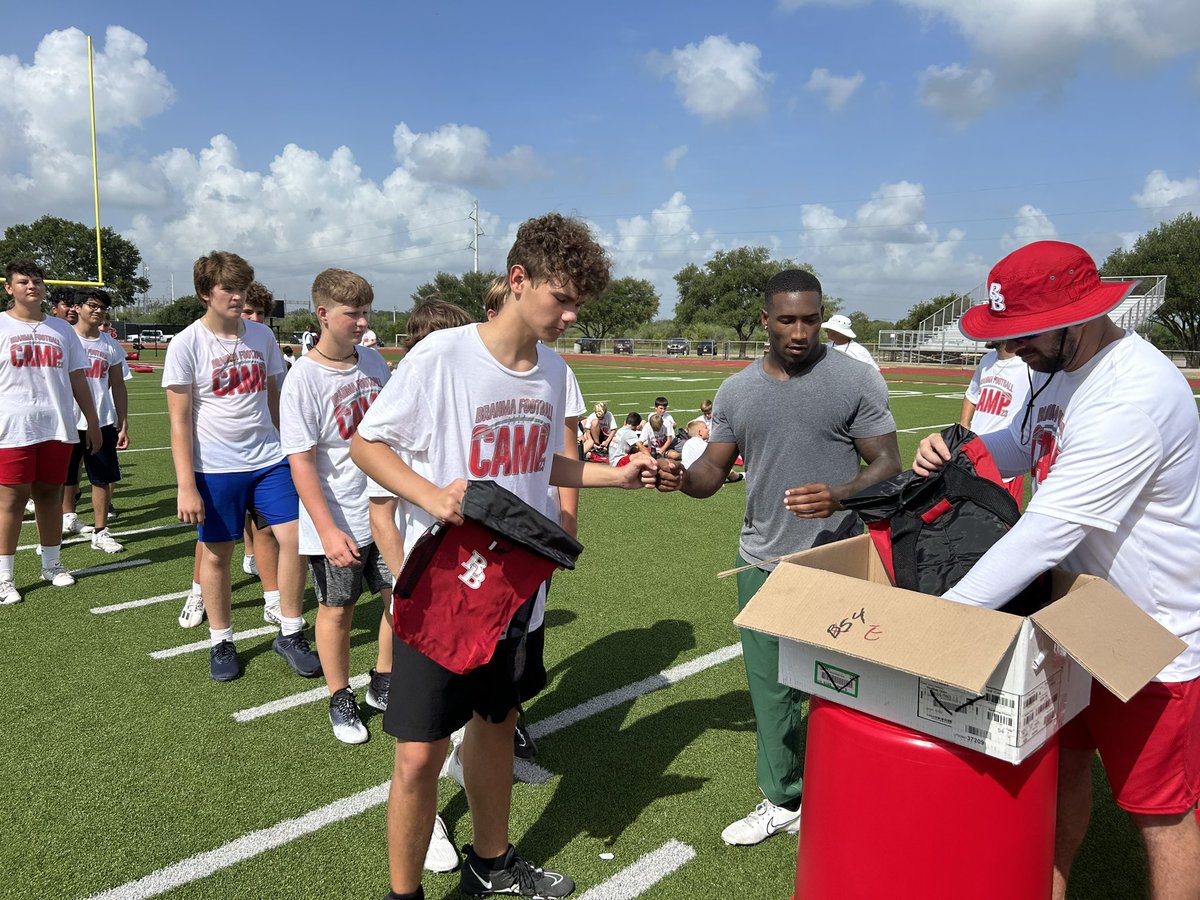 They don’t get any better than <a href="/RichardReese29/">RichardReese LLZ💜</a> He is a darn good RB <a href="/BUFootball/">Baylor Football</a> &amp; all time leading rusher for the Brahmas.  The best thing about him is that he’s a GREAT person. We appreciate Richard giving back to his community &amp; Brahma Football Camp!🅱️🅱️🏈🐻 
#expectvictory