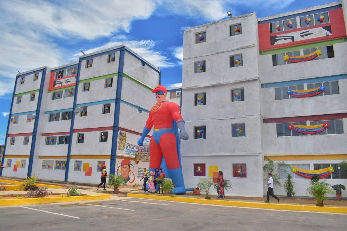 Minhvi_Oficial's tweet photo. #EnVivo📺 || Jefa de hogar, Viviana Díaz: Les recuerdo a los beneficiarios que estás vivienda son para habitarlas, no deben alquilarse ni venderse, porque han sido construidas con mucho esfuerzo por el Gobierno Bolivariano #MaduroSíVa https://t.co/z95A345bWf