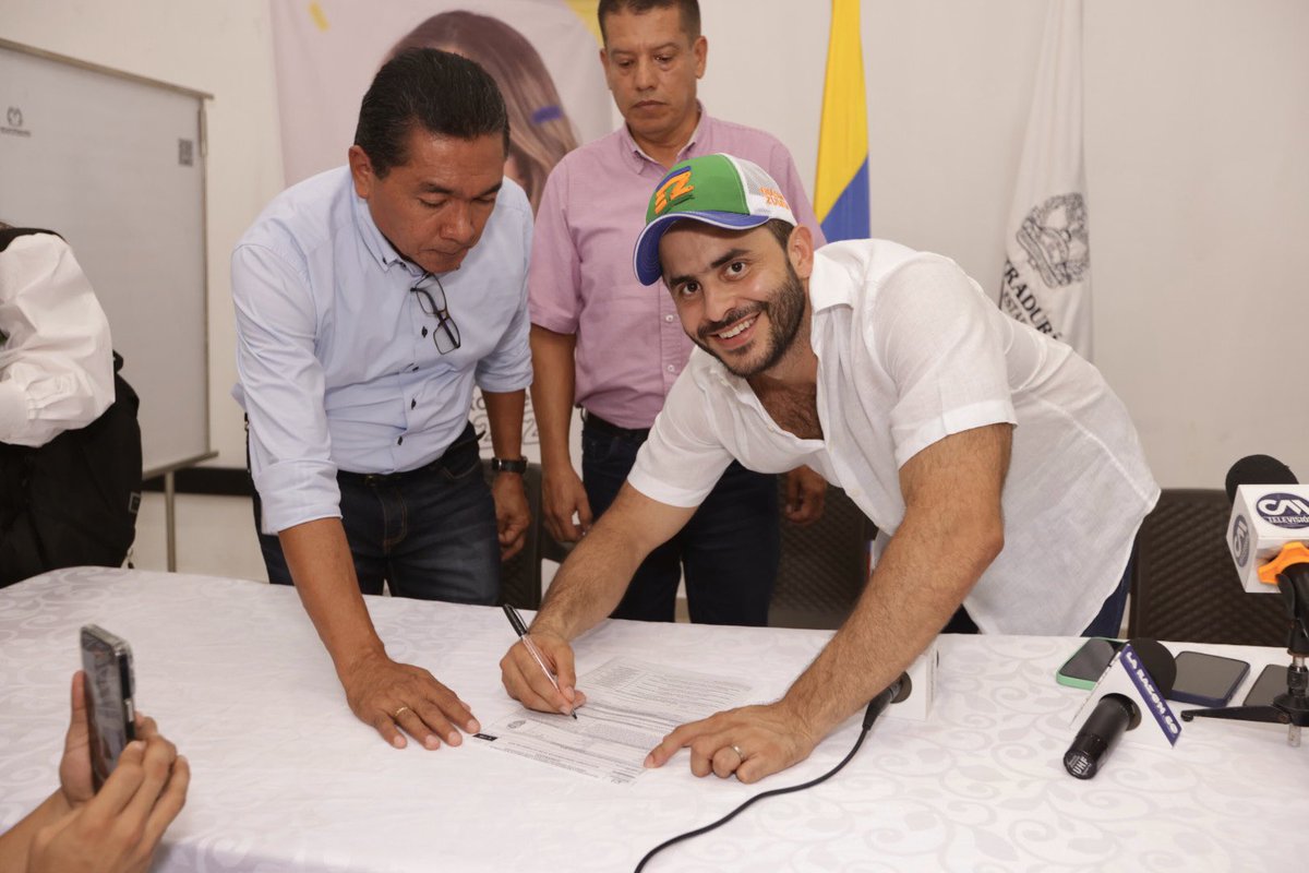 ErasmoZB's tweet photo. Oficialmente inscrito como candidato a la Gobernación de Córdoba🙏🏼

¡No los voy a defraudar, voy a darlo todo por mi Departamento y por ustedes!
CÓRDOBA PRIMERO💙🤍💚 https://t.co/oeB6YdjlUs