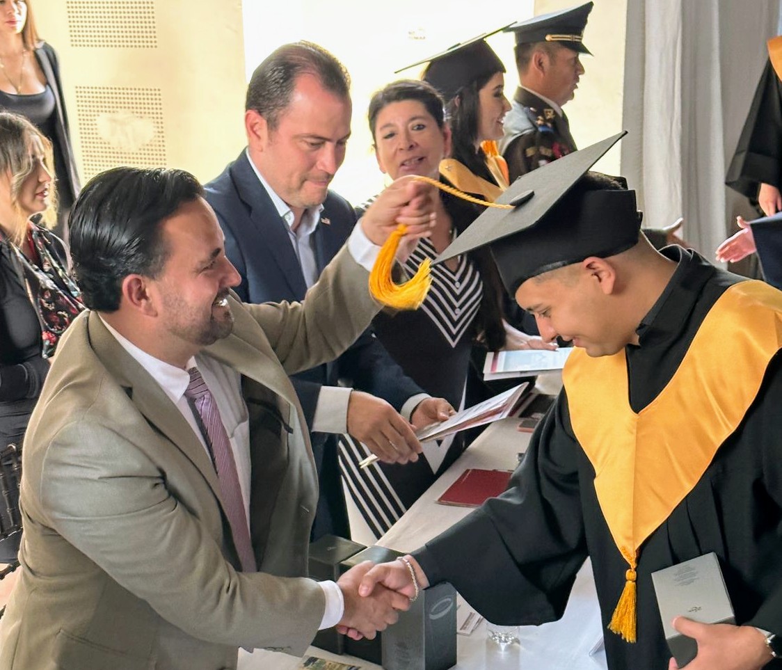 MtroFerLozano's tweet photo. Todo un privilegio y honor el poder en representación de @JCFloresMiramon Secretario de Educación, acudir al Acto Académico de Graduación Generación 19-23, de la Escuela Normal Superior de Jalisco, de la que soy orgullosamente egresado, y tomar protesta a mis 176 nuevos Colegas https://t.co/nDMz3rQxmY