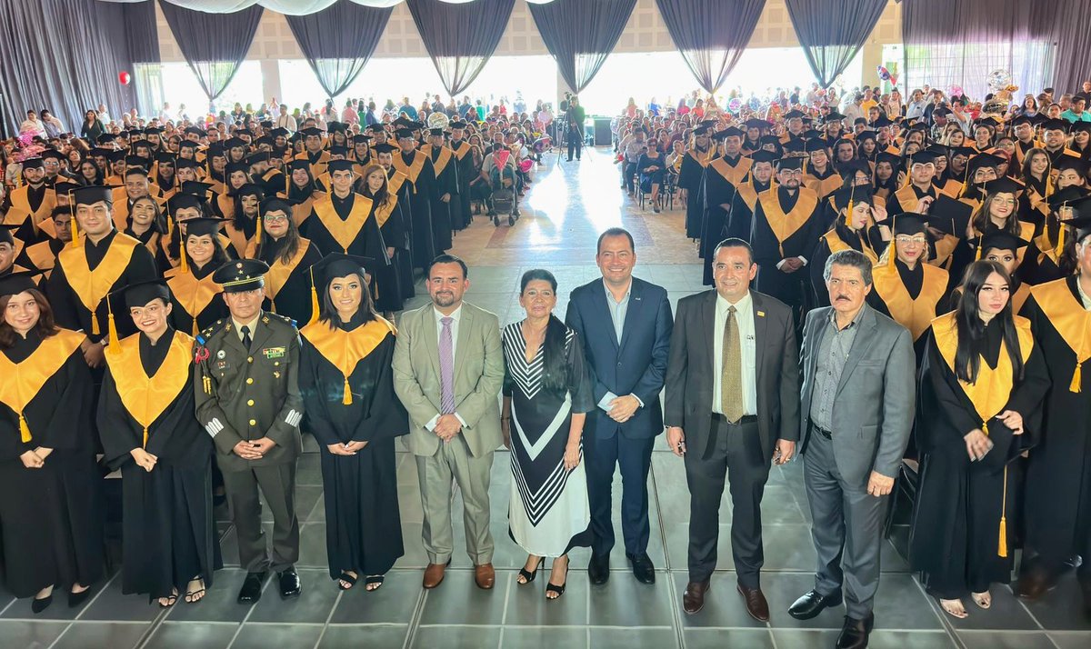 MtroFerLozano's tweet photo. Todo un privilegio y honor el poder en representación de @JCFloresMiramon Secretario de Educación, acudir al Acto Académico de Graduación Generación 19-23, de la Escuela Normal Superior de Jalisco, de la que soy orgullosamente egresado, y tomar protesta a mis 176 nuevos Colegas https://t.co/nDMz3rQxmY