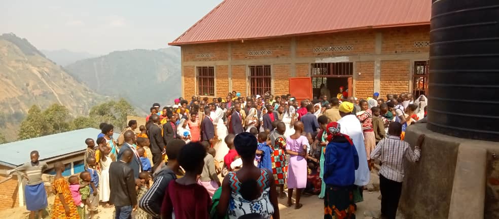 EMLRKinyaga's tweet photo. Uyu munsi EMLR CONFERENCE KINYAGA muri Paroisse BWEYEYE, twashyingiye imiryango 14 yabanaga idasezeranye tunabakorera ubukwe, abakristo banezerewe bashimira Ubuyobozi bwa EMLR CONFERENCE KINYAGA bwateye inkunga ubu bukwe na Paroisse yabo yabakoreye umuhango wo kubashyingira. https://t.co/lrQPzwsyYX