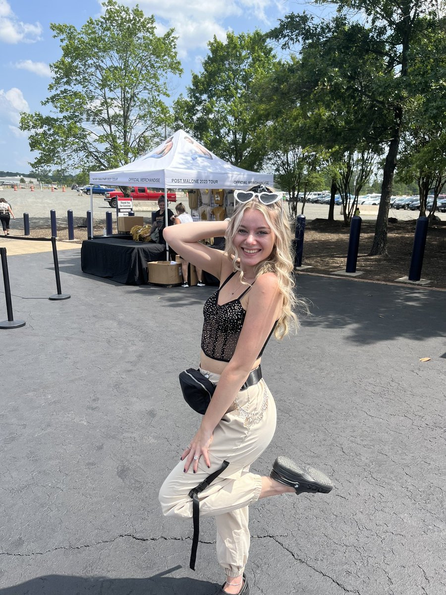 HunnaaBabyy's tweet photo. can someone find me the girl who has me in her selfie with @PostMalone  pls😅🤍 #postmalonevip #jiffylubelive #AUSTIN #PostMalone #bristowva https://t.co/0wm0cRqx9x