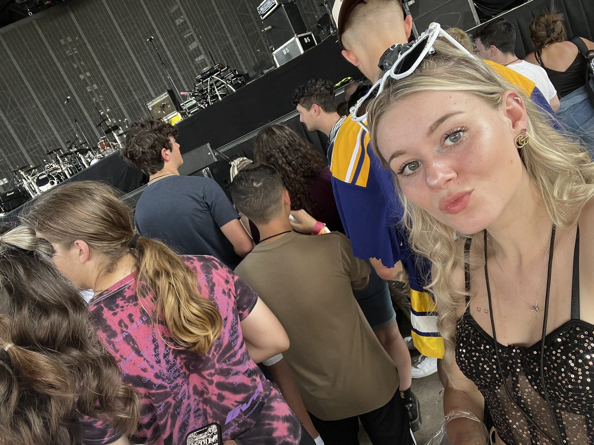 HunnaaBabyy's tweet photo. can someone find me the girl who has me in her selfie with @PostMalone  pls😅🤍 #postmalonevip #jiffylubelive #AUSTIN #PostMalone #bristowva https://t.co/0wm0cRqx9x