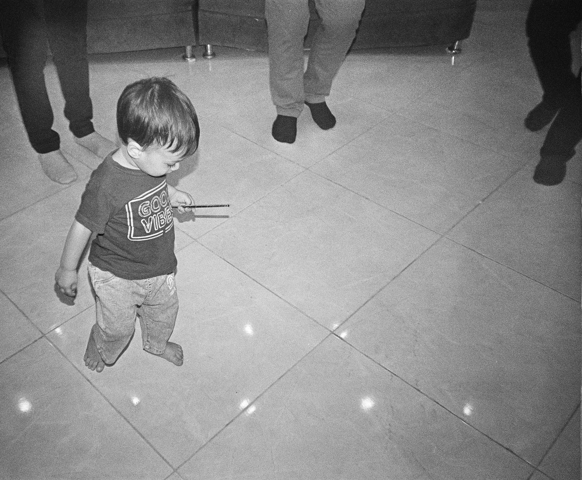 themanualdude's tweet photo. New drop on https://t.co/LJLjkHWcJR β€οΈβπ₯π
" Little boy "
You're going to be one of those legs one day, little boy.
1/1
20 #XTZ
..
camera : #kodakcameo
film camera : #ilfordhp5plus400
dev and scan : #kodaklab
..
https://t.co/ZIz93DEh1B
..
@xoniyagar @0xDariush @YuriHSnft https://t.co/gfgYqpXcxS