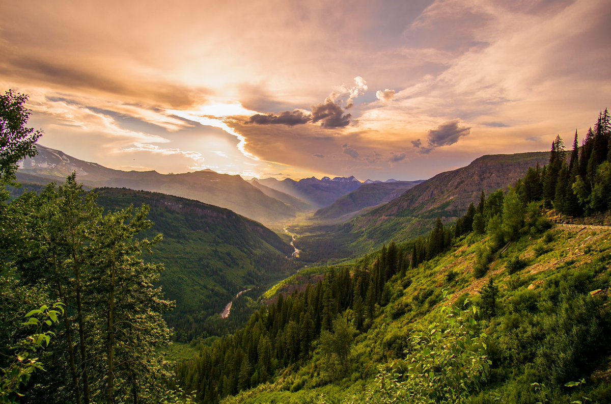 park_wonders's tweet photo. Kicking off our #Top10Parks countdown at No.10 is Glacier NP. Named the 'Crown of the Continent,' its unique allure lies in its rugged mountains and amazing crystal clear lakes. Not to mention the stunning Going-to-the-Sun Road, a scenic drive like no other! #GlacierNP https://t.co/2CPtvsGSUt