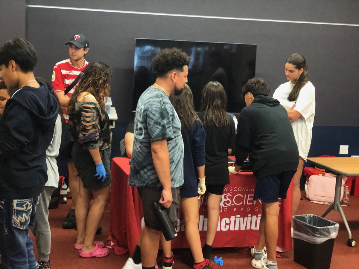 Juventuras students from Centro Hispano (micentro.org) got to hold a brain and learn about neurons from our NTP outreach students during their visit to the Goodman Public Library yesterday!