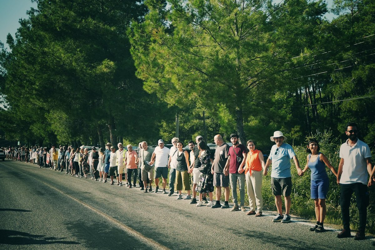 Akbelen için insan zinciri!

LİMAK ve İÇTAŞ ortaklığı olan YK Enerji’nin termik santraline kömür sağlamak için girdiği Akbelen Ormanı’ndaki kesim sürüyor. Bugün İkizköylülere desteğe gelen onlarca kişi insan zinciri oluşturarak kesime tepki gösterdi. 

#AkbeleneDokunma