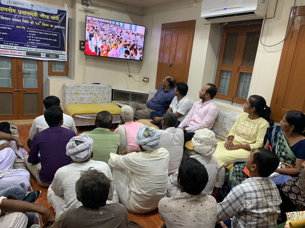 આજ માન,વડાપ્રધાન શ્રી દ્વારા રાજસ્થાન સીકર થી દેશ ના વિવિધ PMKSK પર કાર્યક્રમનું  જીવંત પ્રસારણ કરવામાં આવ્યું જેમાં પાટણ જિ.ખે.વ.તંત્ર અને ગ્રામ સેવકો દ્વારા દાણાદાર યુરિયા ની જગ્યાએ નેનો યુરિયા નો વ્યાપ વધે એ માટે ખેડૂતોને માર્ગદર્શન આપ્યું.....<a href="/DDO_PATAN/">DDO PATAN</a> <a href="/CollectorPatan/">Collector Patan</a>