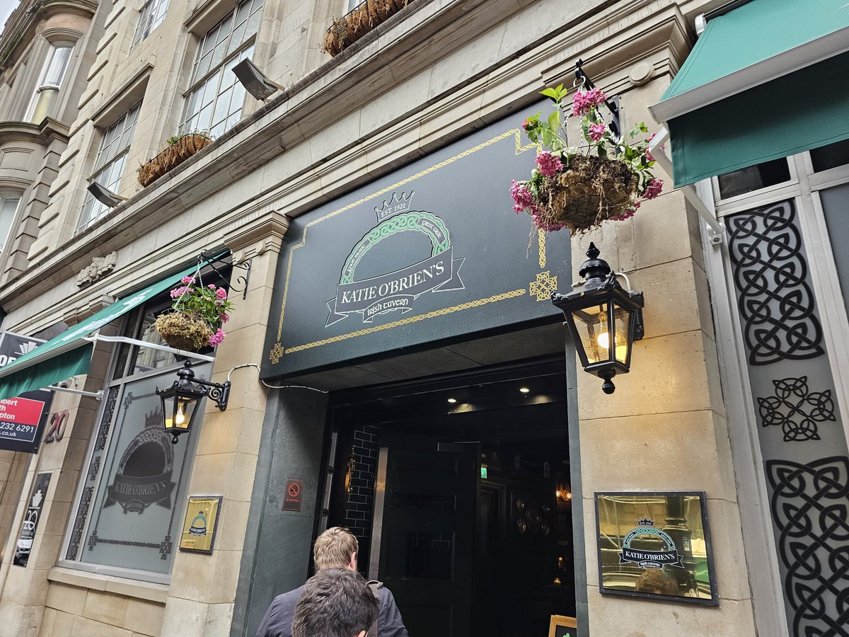 NEWCASTLECITYU1's tweet image. Welcome to bar 289 Katie O'brien's.  The Irish bar which replaced Bohemia. 4.95 for a Cruzcampo. They have a stage for live music. #allthebars #ncl #Irish not bad to be fair