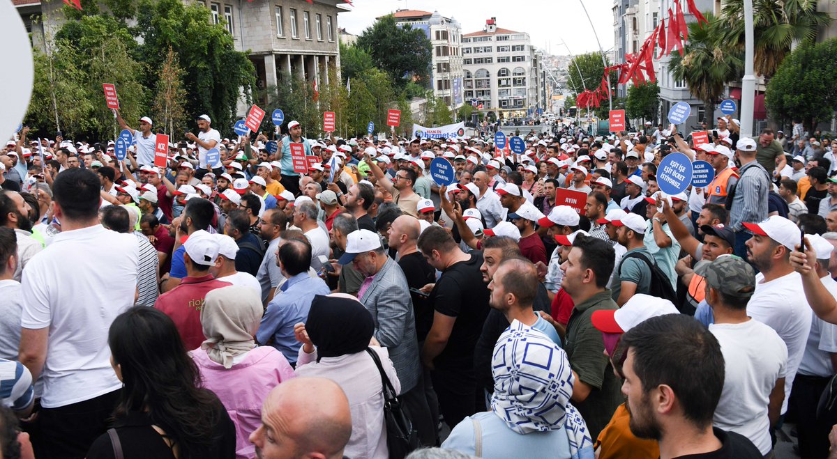hizmetissendika's tweet photo. EK PROTOKOL SÜRECİNİ TIKAYAN MİKSEN’E UYARI… 
 
İSTANBUL İLÇE BELEDİYELERİNDE ÇALIŞAN ÜYELERİMİZİ AÇLIĞA MAHKUM EDEN MİKSEN’İ PROTESTO ETTİK 

İstanbul’un ilçe belediyelerinde asgari ücret seviyesinde maaşla çalışan üyelerimizin ücretlerinin iyileştirilmesi amacıyla gerçekleştirilen ek protokol görüşmelerini tıkayan, 23 ilçe belediyesini temsil eden işveren sendikası Mahalli İdareler Kamu İşveren Sendikası (MİKSEN)’i basın açıklamasıyla protesto ettik.  

Ayrıntılar👇 
https://t.co/vVevZ2KbF7