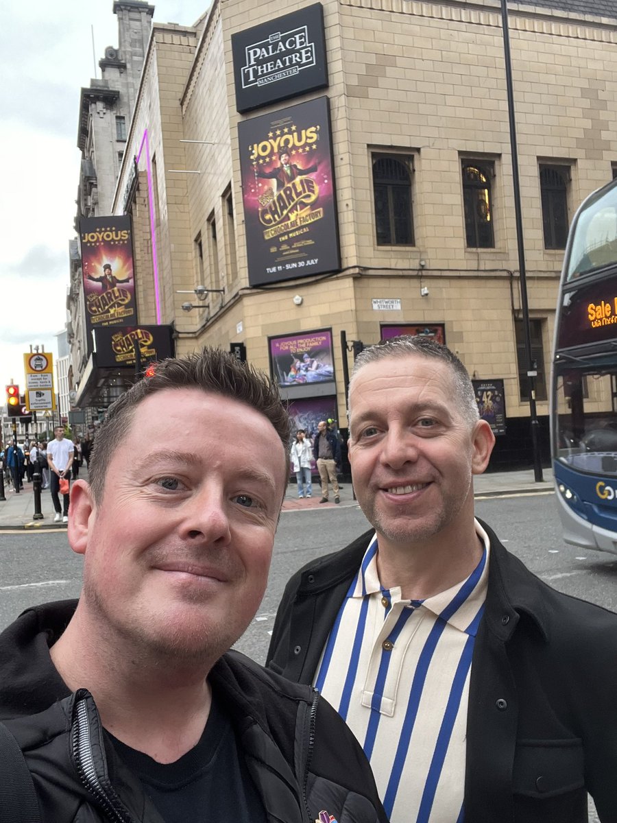 MANCTHEATRICAL's tweet photo. 2nd Trip to ‘THE FACTORY!’ - WONDERS AWAIT in x10 minutes time! @CharlieChoc_UK @ATGTICKETS @garethsnook @WarnerBrosUK @warnerbros @WBHomeEnt @PalaceAndOpera #CHARLIECHOCOLATEFACTORY #CHOCOLATE #WONKA #MANCHESTER @MANCTHEATRICAL WONKA’S BIGGEST FAN ! #AUGUSTUS #VERUCA #VIOLET https://t.co/KF2THSCkoG