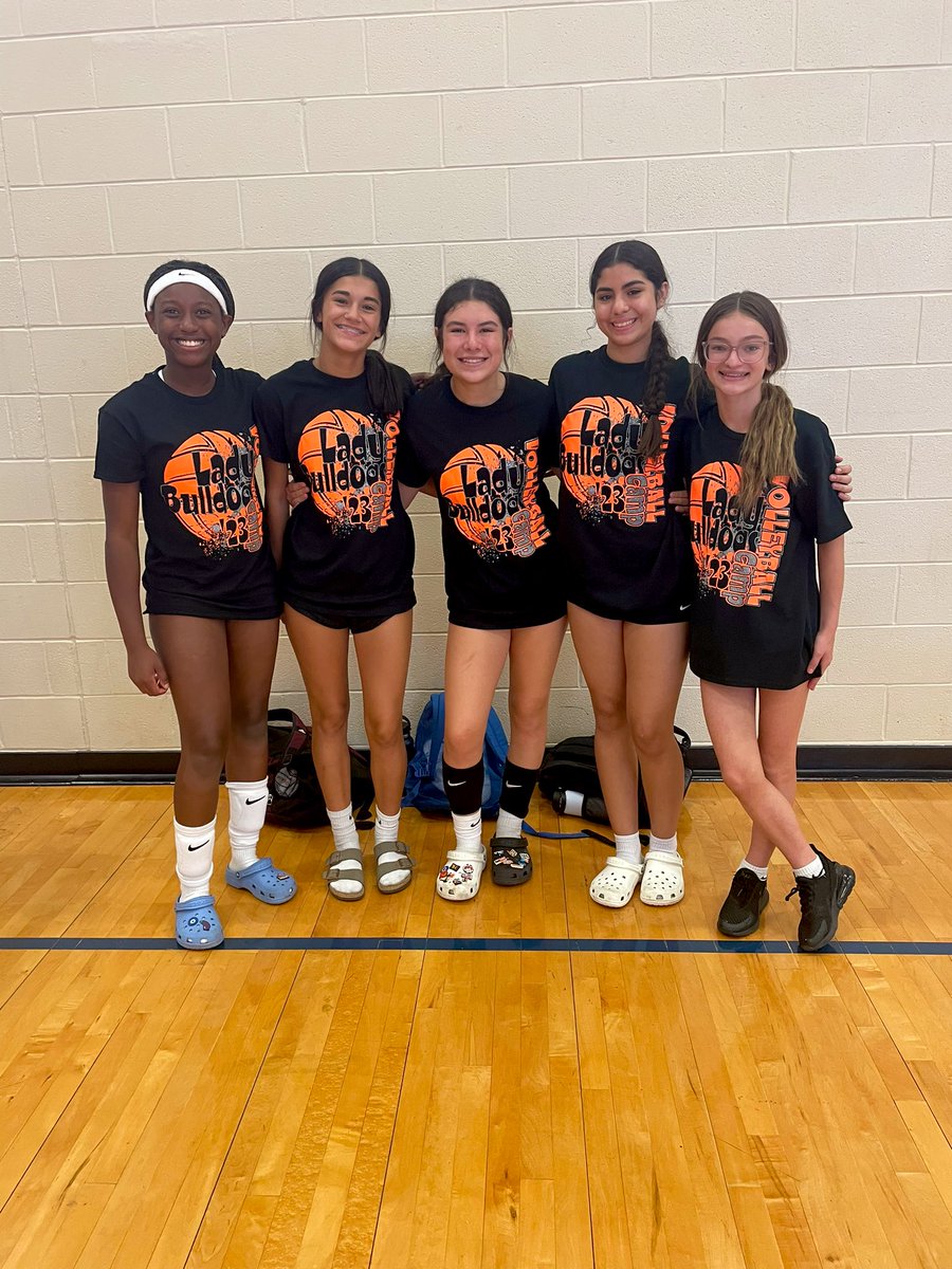 serenityy2010's tweet photo. Had a great time at lady bulldogs VB summer camp and got to learn new things and work on previous skills, glad I got to be with friends and have a great time while working and learning 🙂🏐 https://t.co/7Yglf5zBfd