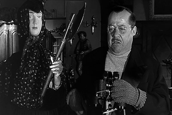 GrandeHanterie's tweet photo. Je sais que #DavidLynch est très inspiré par Tati, mais... avec sa galerie de personnages cocasses, son enquêteur décalé et sa bourgade sous menace du fantastique, La Cité de L'indicible Peur (1964) de Mocky d'après #JeanRay, n'aurait-il pas un peu influencé #TwinPeaks ? 🕯️ https://t.co/ktZ8AnMx7m