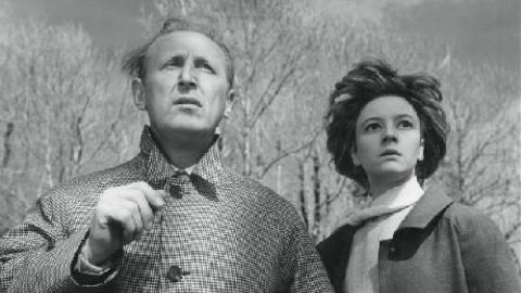 GrandeHanterie's tweet photo. Je sais que #DavidLynch est très inspiré par Tati, mais... avec sa galerie de personnages cocasses, son enquêteur décalé et sa bourgade sous menace du fantastique, La Cité de L'indicible Peur (1964) de Mocky d'après #JeanRay, n'aurait-il pas un peu influencé #TwinPeaks ? 🕯️ https://t.co/ktZ8AnMx7m