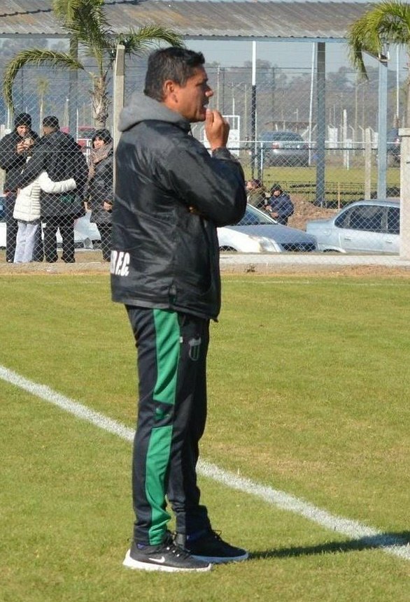 Lamentamos informar el fallecimiento de Adrián Barbona, entrenador de la quinta división de #NuevaChicago. Desde la #ATFA le enviamos nuestras condolencias a su familia y amigos. 

📸 <a href="/NuevaChicago/">Nueva Chicago</a>