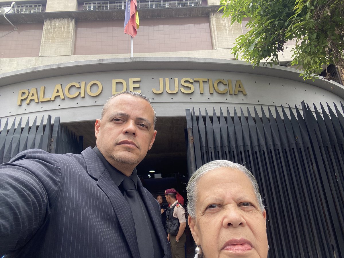 misterlira's tweet photo. Acudimos una vez más buscando justicia para mie hermano Fernando y para Eligio Duarte.
Han transcurrido 4 años y 4 meses, seguiremos hasta que se logre la Condenatoria Definitivamente firme. https://t.co/yD81wVe0WL