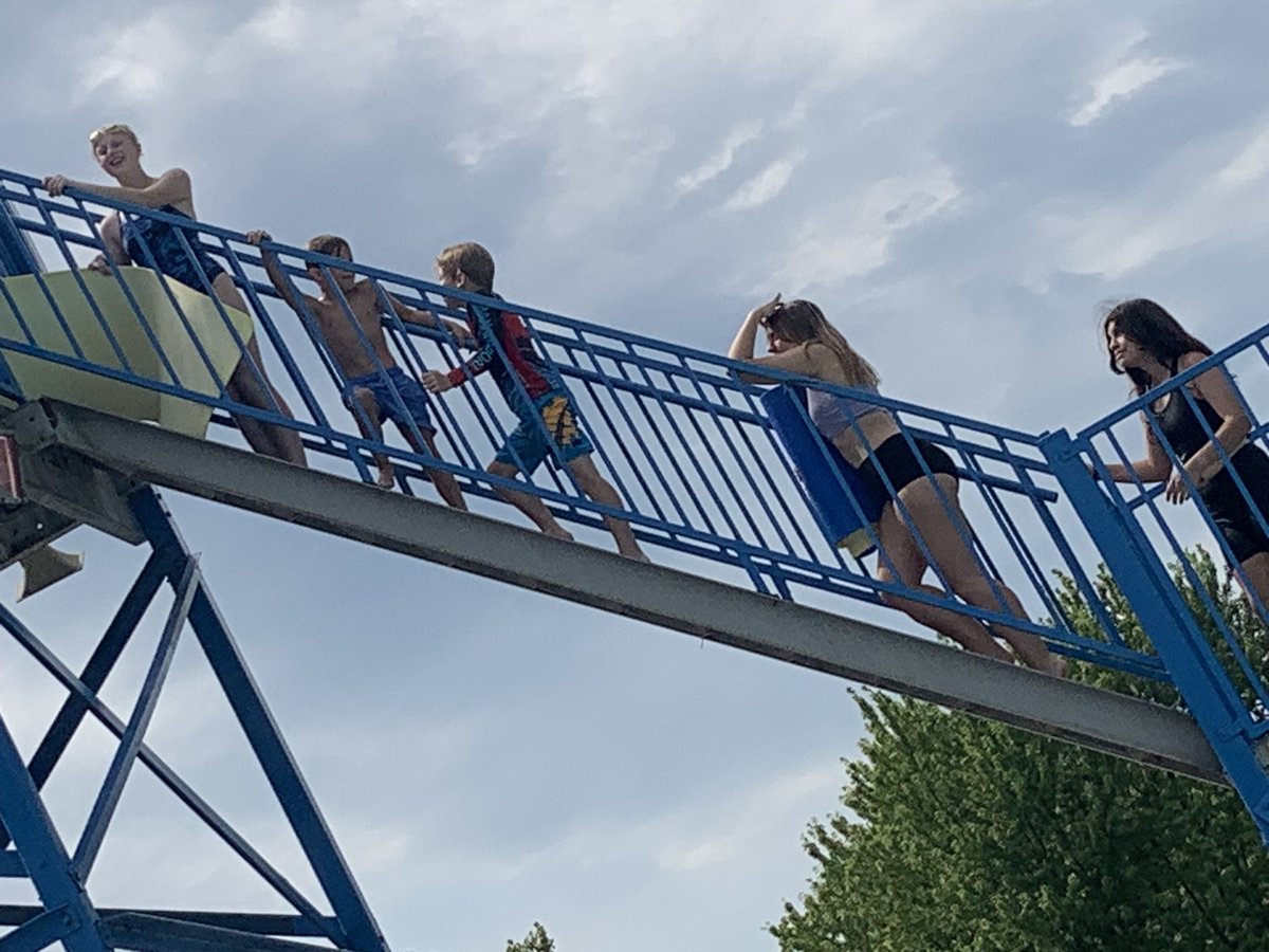 Consi_USAteach's tweet photo. One last HURRAH 🎉🎉before school starts!! Cross Country Team 🏃♀️🏃🏻♂️, picnic, and pool time at Pioneer Park!! #DecaturProud #TeamTime #HotbutFun!! @DecaturXC https://t.co/QEFNlz73z4