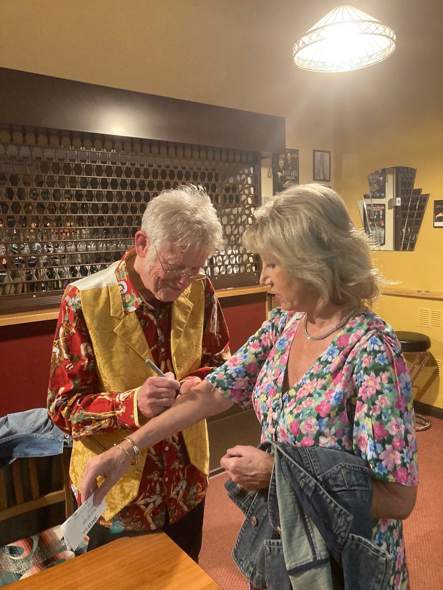 frankfreeman13's tweet photo. @HolderSuzan @simplybooksNo1 Hi Suzan, any chance of getting this photo signed? Tivoli in Wimborne https://t.co/C6KXU7UfCA