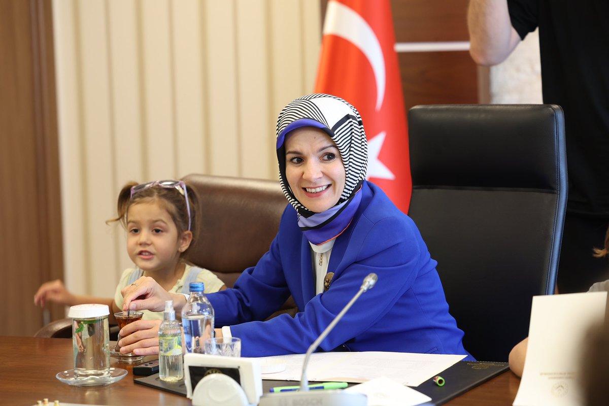 MahinurOzdemir's tweet photo. Başarılarıyla bizleri her daim gururlandıran İşitme Engelliler Milli Voleybol Takımlarımız ve Badminton oyuncularımız Bakanlığımızda misafirimizdi. 

Yeni derece ve ödüllerle tekrar görüşmek üzere sözleştik. 💪🏻🇹🇷 https://t.co/31LnSx5IvF