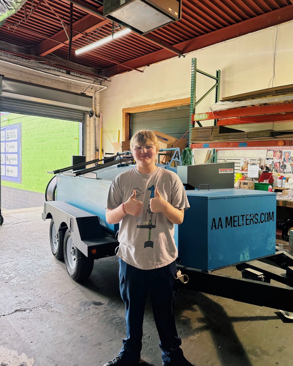 panthereast's tweet photo. Sean is incredibly impressed with the A-500 Melter:

He gives it a double thumbs up and can't get over the size of it.

#july #summer #worker #son #melter #construction #work #roofing #roofer #roofingcontractor #commercialroofing #osha https://t.co/xGEXLWX4ty