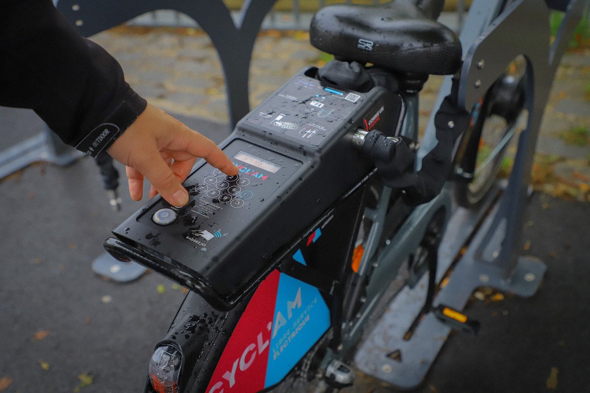 08metropole's tweet photo. Connaissez-vous 𝗖𝘆𝗰𝗹'𝗔𝗠 ❓
C’est le nouveau service de location de vélos proposé par @08metropole en partenariat avec @mvav08 
Au total : 8⃣0⃣ vélos répartis sur 1⃣2⃣ communes du territoire.
✅ L'essayer, c'est l'adopter !
📲 Téléchargez l’appli 👉 https://t.co/fhEqs55WKN https://t.co/6lUAiPcFCx