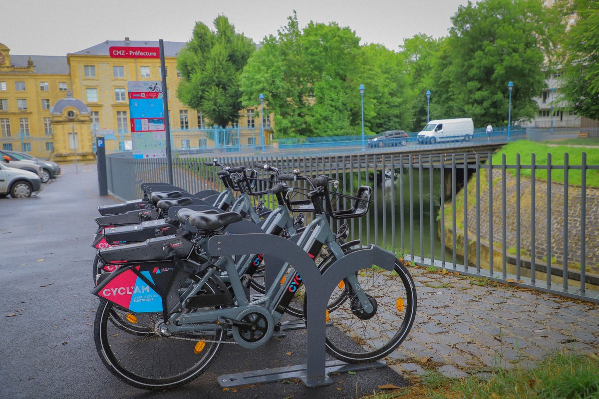 08metropole's tweet photo. Connaissez-vous 𝗖𝘆𝗰𝗹'𝗔𝗠 ❓
C’est le nouveau service de location de vélos proposé par @08metropole en partenariat avec @mvav08 
Au total : 8⃣0⃣ vélos répartis sur 1⃣2⃣ communes du territoire.
✅ L'essayer, c'est l'adopter !
📲 Téléchargez l’appli 👉 https://t.co/fhEqs55WKN https://t.co/6lUAiPcFCx