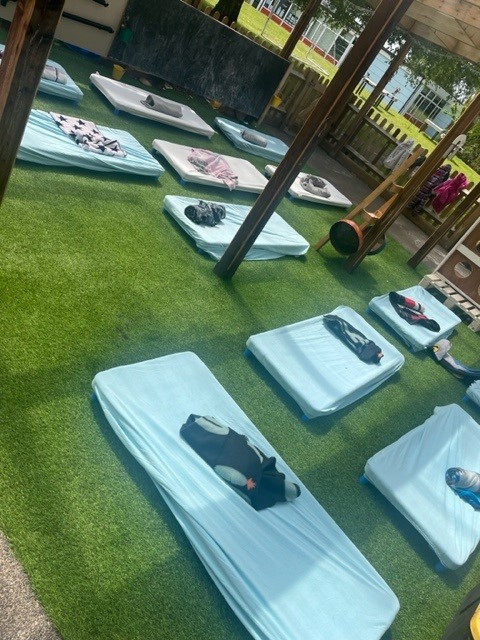 hertsearlyyears's tweet photo. Outdoor Sleeping! The staff at both @AbbotsHill and Happy Crew have reported that children tend to sleep longer and be more restful when sleeping outdoors. Would you facilitate outdoor naps? #earlyyears #earlyyearsoutdoors https://t.co/9GZ11eIPYp