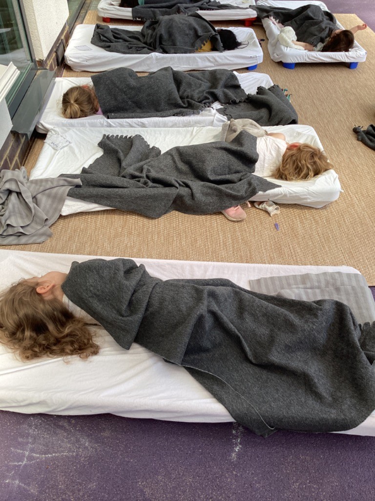 hertsearlyyears's tweet photo. Outdoor Sleeping! The staff at both @AbbotsHill and Happy Crew have reported that children tend to sleep longer and be more restful when sleeping outdoors. Would you facilitate outdoor naps? #earlyyears #earlyyearsoutdoors https://t.co/9GZ11eIPYp