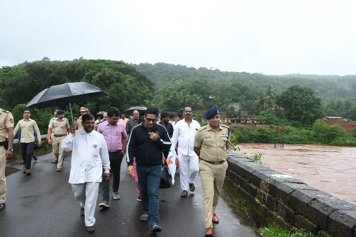 मुंबई-गोवा राष्ट्रीय महामार्गावरील निवळी बावनदी पूल येथे नदीची पाणी पातळी धोका पर्यंत पोहोचल्याने जिल्हाधिकारी श्री एम देवेंदर सिंह व व जिल्हा पोलीस अधीक्षक श्री धनंजय कुलकर्णी यांनी बावनदी पुलाची पाहणी केली.