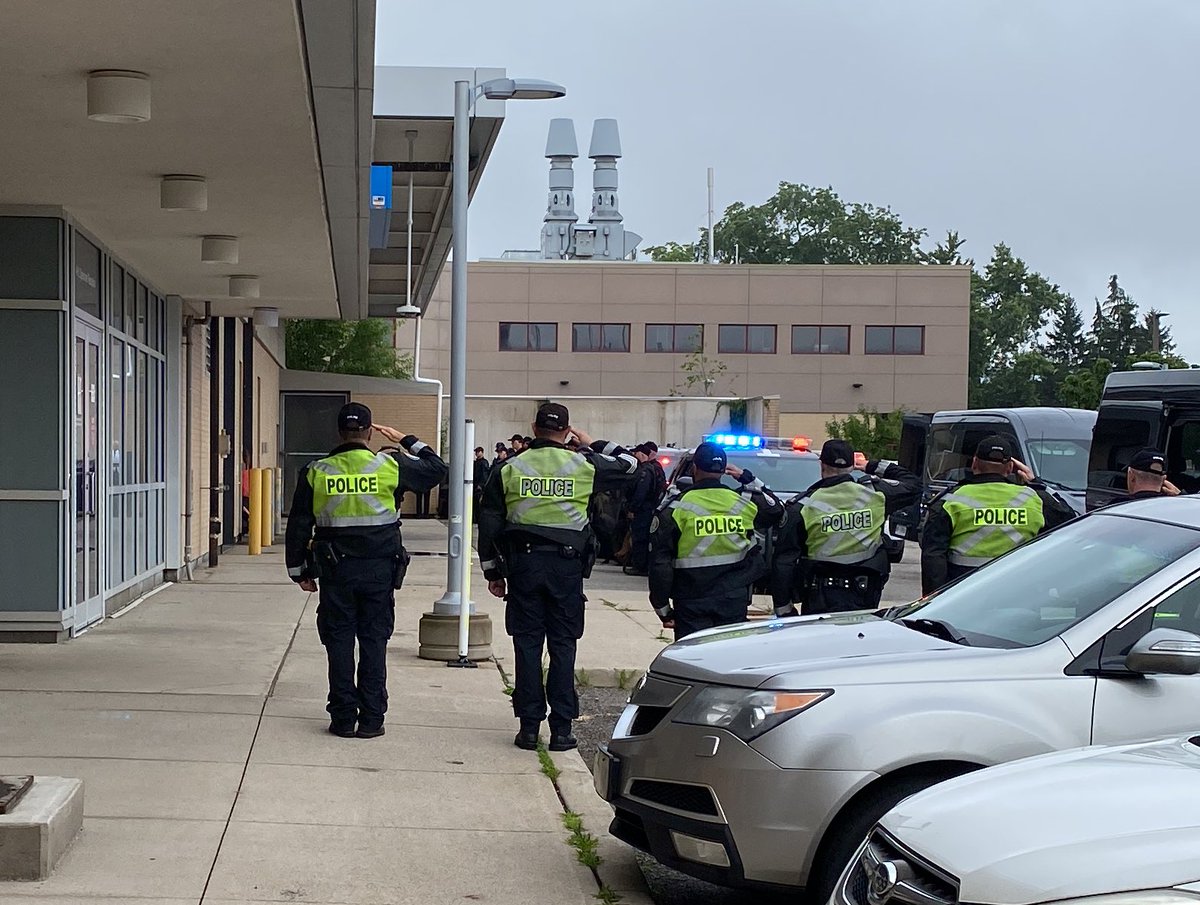 deadanimaldoc's tweet photo. Absolutely mad respect for all the police officers that came out as part of the honour guard to pay respects to their fallen canine comrade Bingo, who died in the line of duty on Tuesday.  It is one of the most powerful things I have ever witnessed. https://t.co/40J7XDaHF5