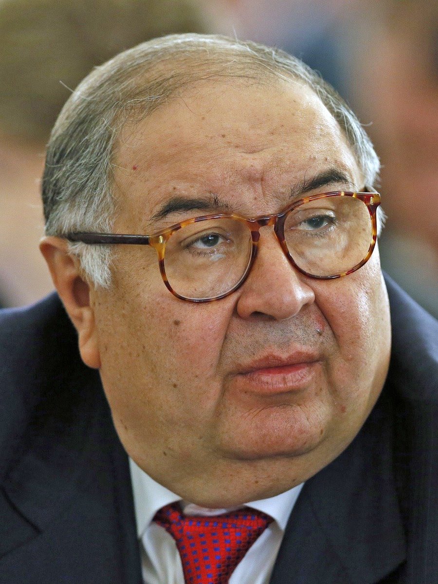 DarPutinovi's tweet photo. Vlevo je "neutrální" russácká šermířka, které ukrajinka nepodala ruku a byla proto vyloučena z mistrovství světa. Na fotce je se svým bratrem (slouží v armádě). A vpravo je šéf Mezinárodní šermířské federace, který ukrajinku diskvalifikoval. Je to russák. Ať žije sport! https://t.co/jPbgXPcHl2