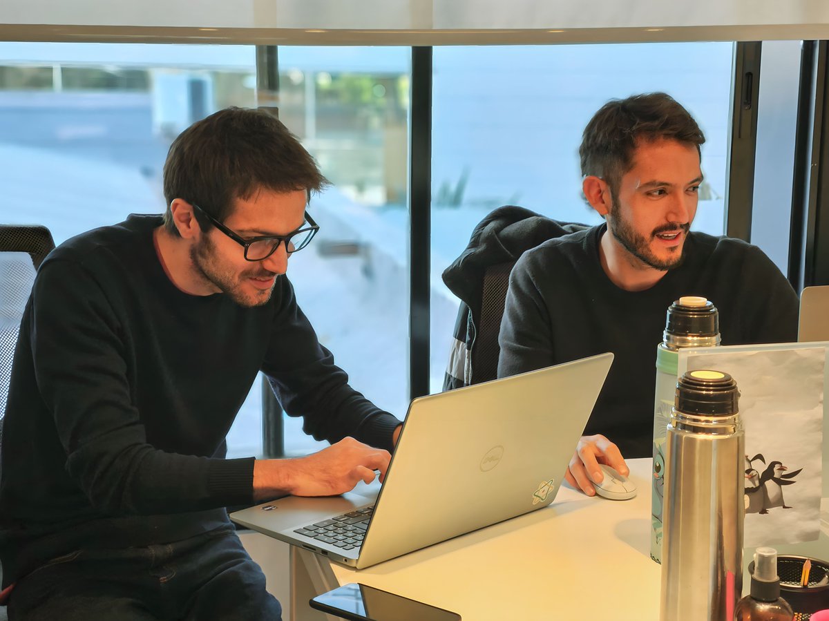 ¿Qué es la sinergia entre equipos? Estas imágenes. 👇📸

Nos encanta cuando colaboradores de áreas tan distintas, como #Media y #Cuentas, encuentran desafíos en común que les permiten trabajar juntos. 💡 

En #Prosumia sabemos que el #power siempre está en el trabajo en equipo.