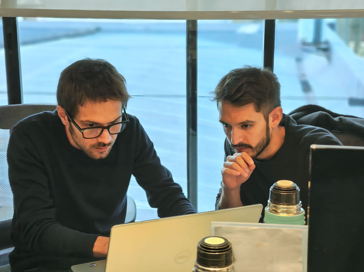 prosumia's tweet photo. ¿Qué es la sinergia entre equipos? Estas imágenes. 👇📸

Nos encanta cuando colaboradores de áreas tan distintas, como #Media y #Cuentas, encuentran desafíos en común que les permiten trabajar juntos. 💡 

En #Prosumia sabemos que el #power siempre está en el trabajo en equipo. 🚀