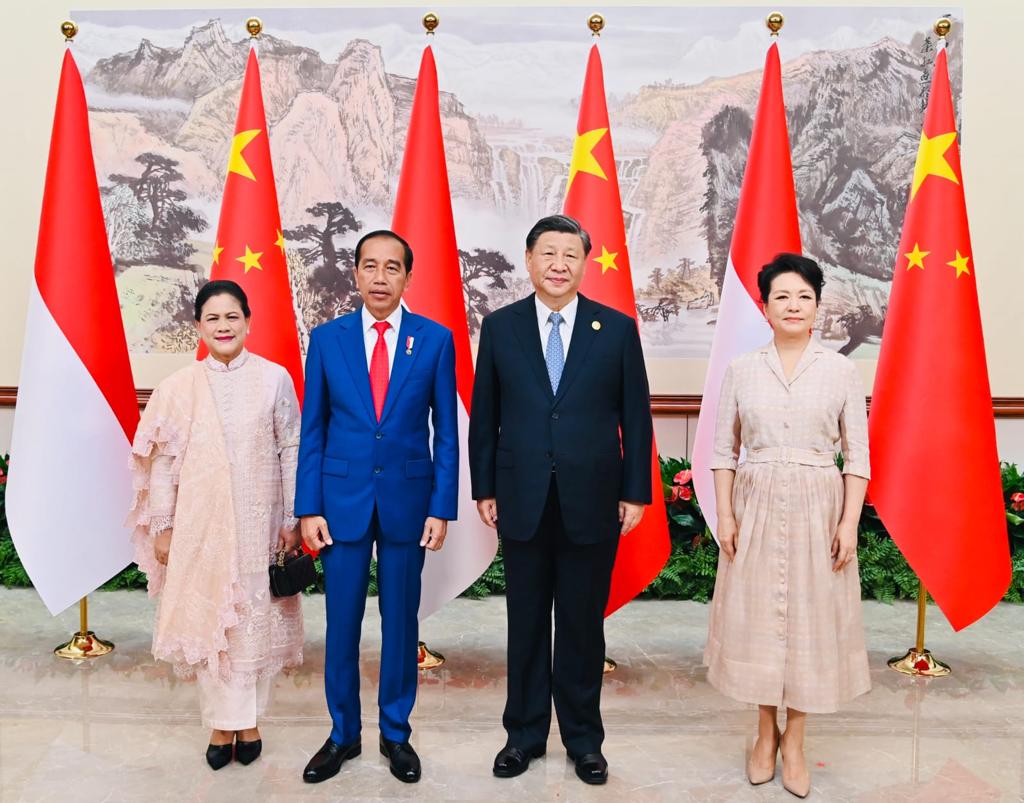 jokowi's tweet photo. Dari Bandara Internasional Tianfu, saya dan Ibu Negara menuju Hotel Jinniu, Chengdu, sore ini. Di sana, Presiden Xi Jinping dan Madam Peng telah datang dan menyambut kami. Terima kasih, Yang Mulia.

Saya dan Presiden Xi Jinping kemudian menggelar pertemuan bilateral di hotel ini. https://t.co/n9OeTaC37D