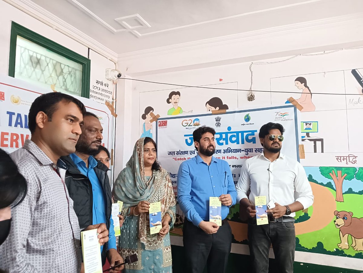 mybharatsd's tweet photo. Nehru Yuva Kendra South Delhi in collaboration with NSERD has organized Jal Samvad under the on going Catch The Rain programme. The program was started by Taking oath, pamphlets distribution for awareness and ends with a wonderful lecture on water conservation. 
#CatchTheRain https://t.co/FcIiqe3g89