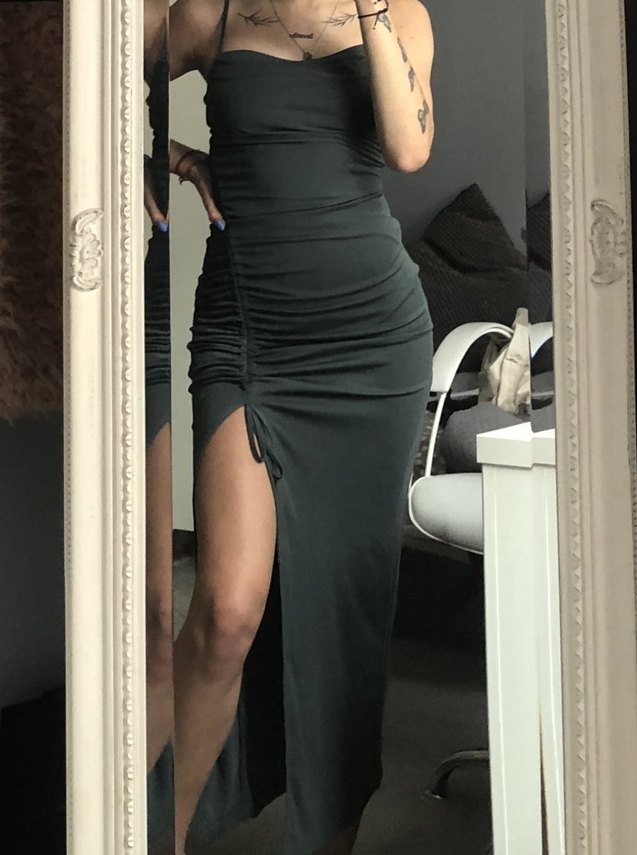 RIHROYALTY's tweet photo. pomoże mi ktoś i powie jaki kolor butow by pasował do tej sukienki, biżuteria srebro czy złoto i jakie paznokcie? plis help bo mam zagwozdke #helpme #tweetme https://t.co/Fwz6UOfqBu