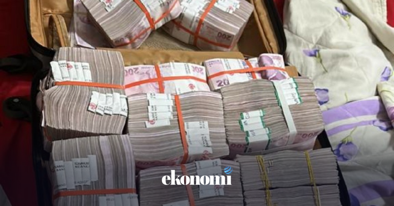 nbekonomi's tweet photo. 🔴 KKM, 3 #trilyon sınırını aştı
📌 Temmuzun ilk haftasında 108, ikinci haftasında 115, üçüncü haftasında ise 112 milyar lira artış gösteren Kur Korumalı Mevduat (#KKM) hesapları 21 Temmuz haftasında 3 trilyon 74 milyar liraya ulaştı.