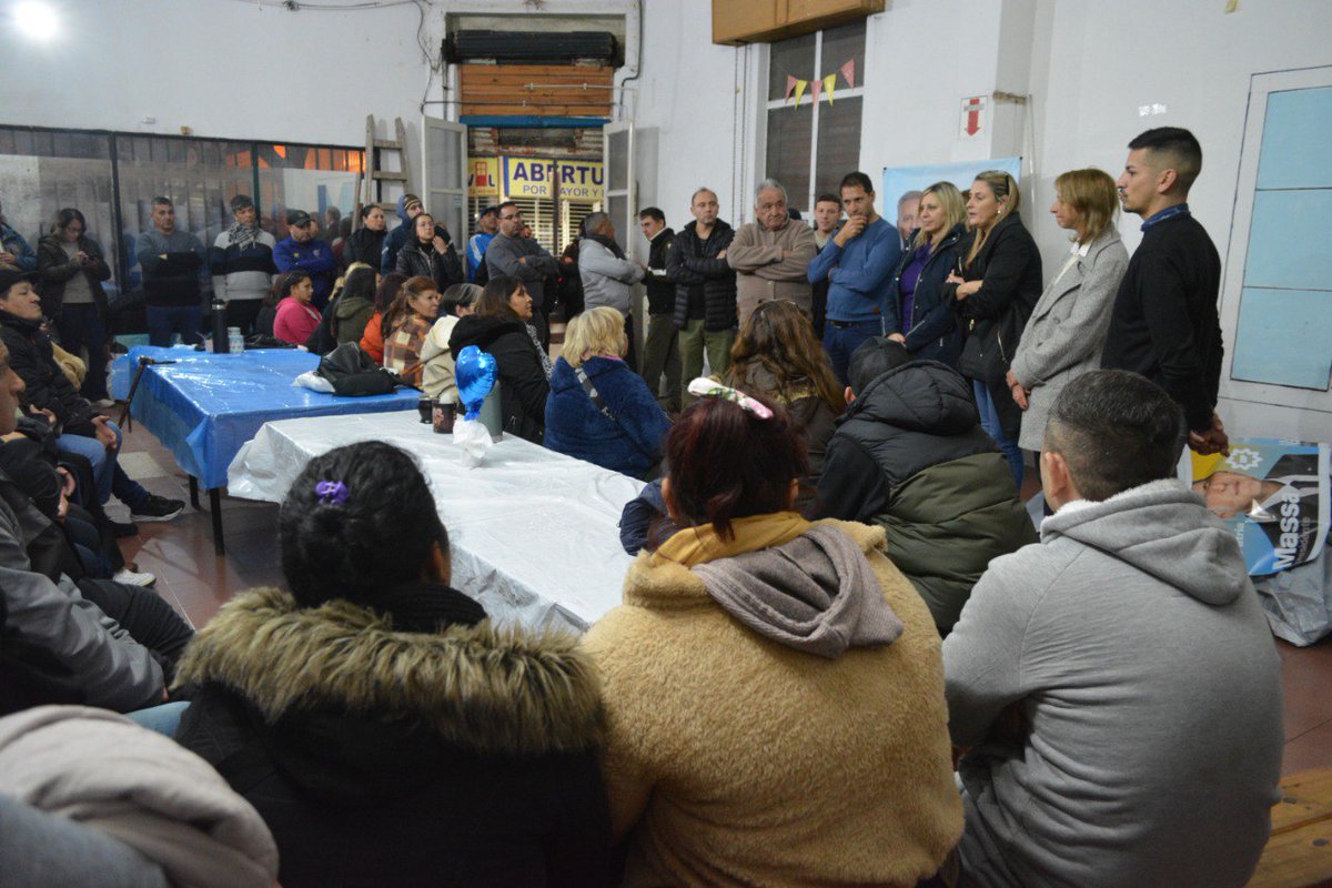 marilinsacnun's tweet photo. El momento de hablar con nuestros vecinos, casa por casa, es ahora. 
A militar más que nunca para dar vuelta el resultado en Santa Fe y asegurarle a la Argentina un gobierno que cuide los intereses de la Patria.
Gracias compañeros/as de mi querida #VillaGobernadorGálvez https://t.co/2Hr2ZJ5TmZ