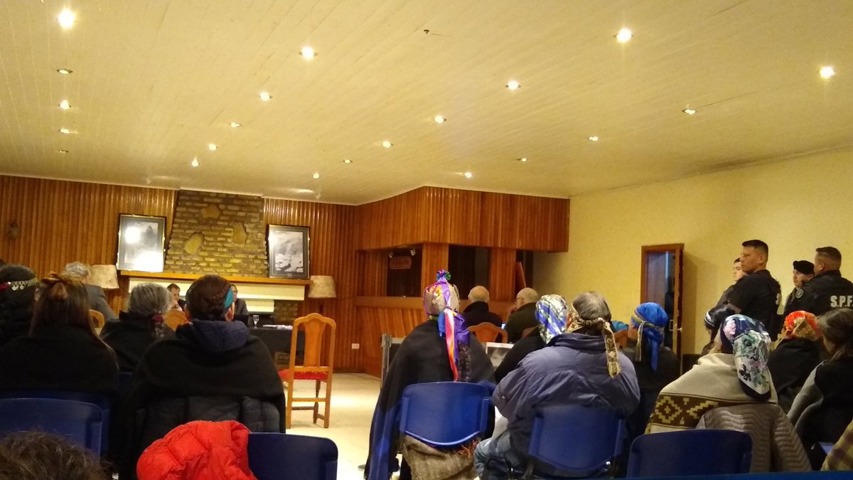 Juicio de extradición de Jones Huala. Al ingresar a la sala, con el puño en alto se refirió a la RAM. "La RAM existe y resiste"