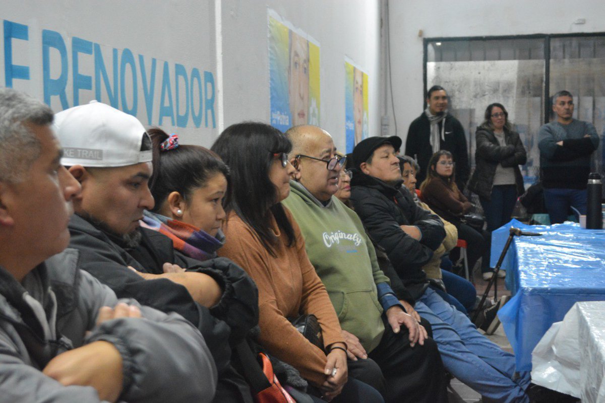 marilinsacnun's tweet photo. El momento de hablar con nuestros vecinos, casa por casa, es ahora. 
A militar más que nunca para dar vuelta el resultado en Santa Fe y asegurarle a la Argentina un gobierno que cuide los intereses de la Patria.
Gracias compañeros/as de mi querida #VillaGobernadorGálvez https://t.co/2Hr2ZJ5TmZ