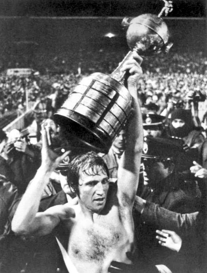 27 de julio de 1984. Enzo Trossero levanta la que nadie más tiene.

Ante Gremio, #Independiente lograba la séptima <a href="/Libertadores/">CONMEBOL Libertadores</a> 🏆

#TodoRojo 🔴