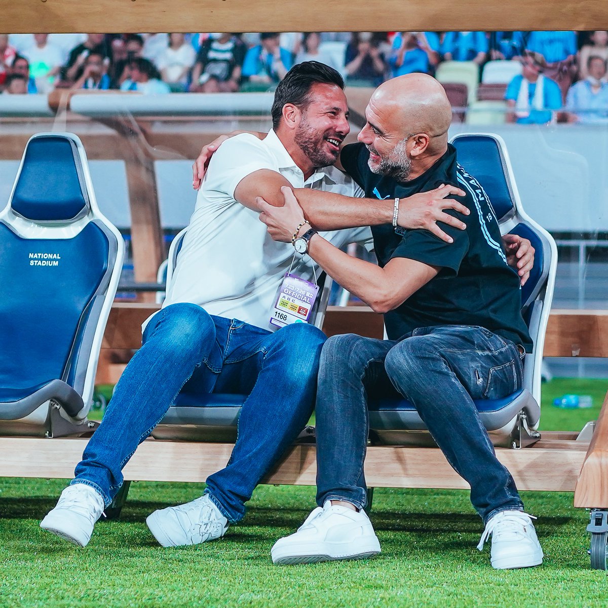 ManCityES's tweet photo. 🇵🇪 ¡Felices Fiestas Patrias, Perú! 🇵🇪

Qué mejora manera de celebrarlo que con esta foto de Pep y El Bombardero de los Andes, Claudio Pizarro 👏 https://t.co/1EdE3UQRgt