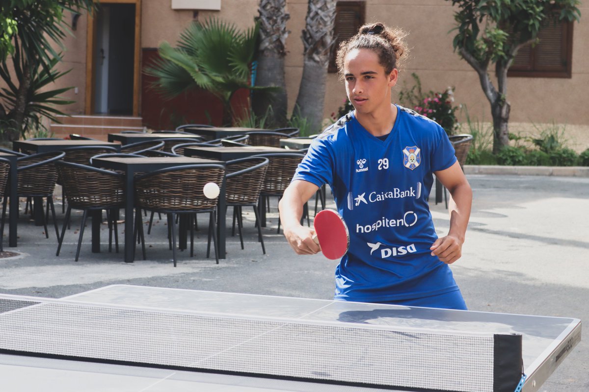 CDTOficial's tweet photo. 😉 Tarde sin ⚽️ en 📍 #AlbirGardenSports... pero sí de mucho 🏓

🥇 Y parace que a algunos se les dio bastante bien, ¿o no @55_sergio / @jbelzaa 🤔? 

#PretemporadaCDT #YoSoyElTenerife https://t.co/GpQQL9eiWd