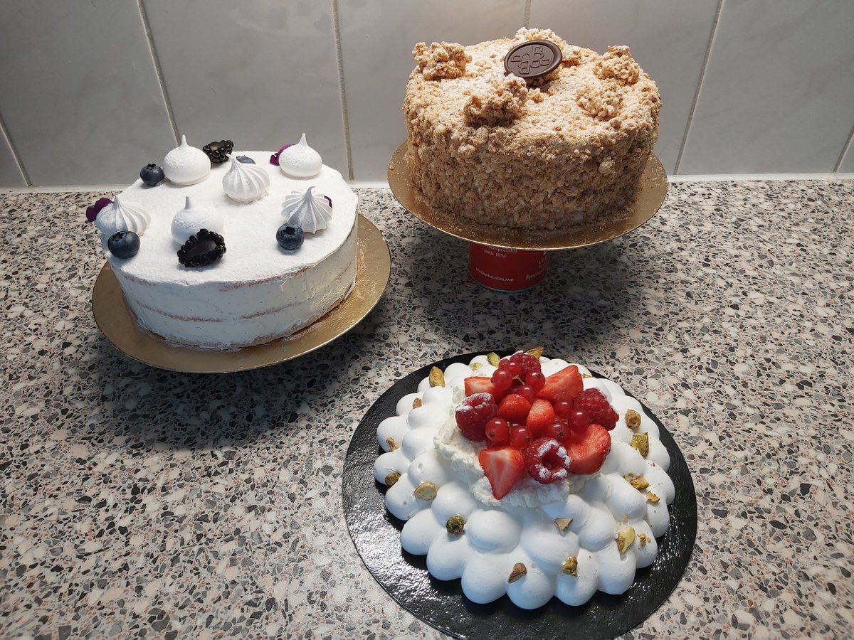 Trauma_Mark's tweet photo. Gisteren een dagje bij #bakeryinstitute geweest voor de cursus 'puur schuim', geweldige resultaten weer. Hazelnootschuim, Miserabele en Pavlova https://t.co/4BM4L44Y0J