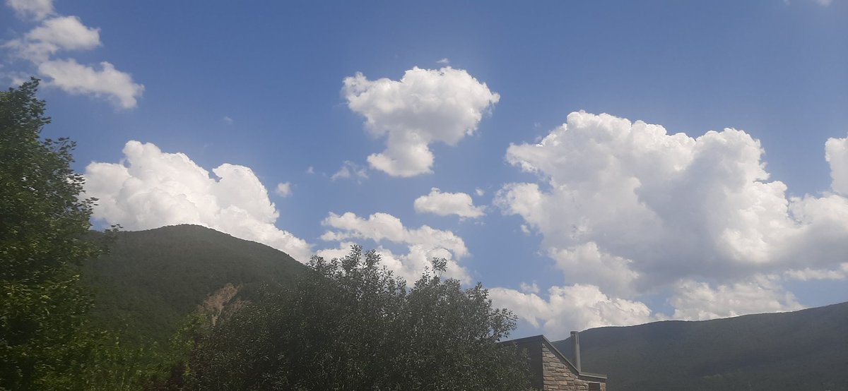 pablosolano's tweet photo. En #Biescas hay previsión de tormenta esta tarde. Ahora está así el cielo  :-) https://t.co/e3CJJwRDAK
