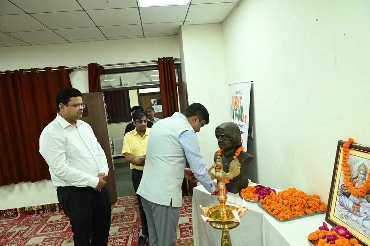 On the #deathAnniversary of Dr. APJ Abdul Kalam paying floral tribute to #MissileManOfIndia Chief Guest @kumarvineet12 Secretary @dite_up @UPGovt Celebrating #innovation by organizing #BharatPitchathon #UttarPradesh #Edition #innovation #entrepreneurs