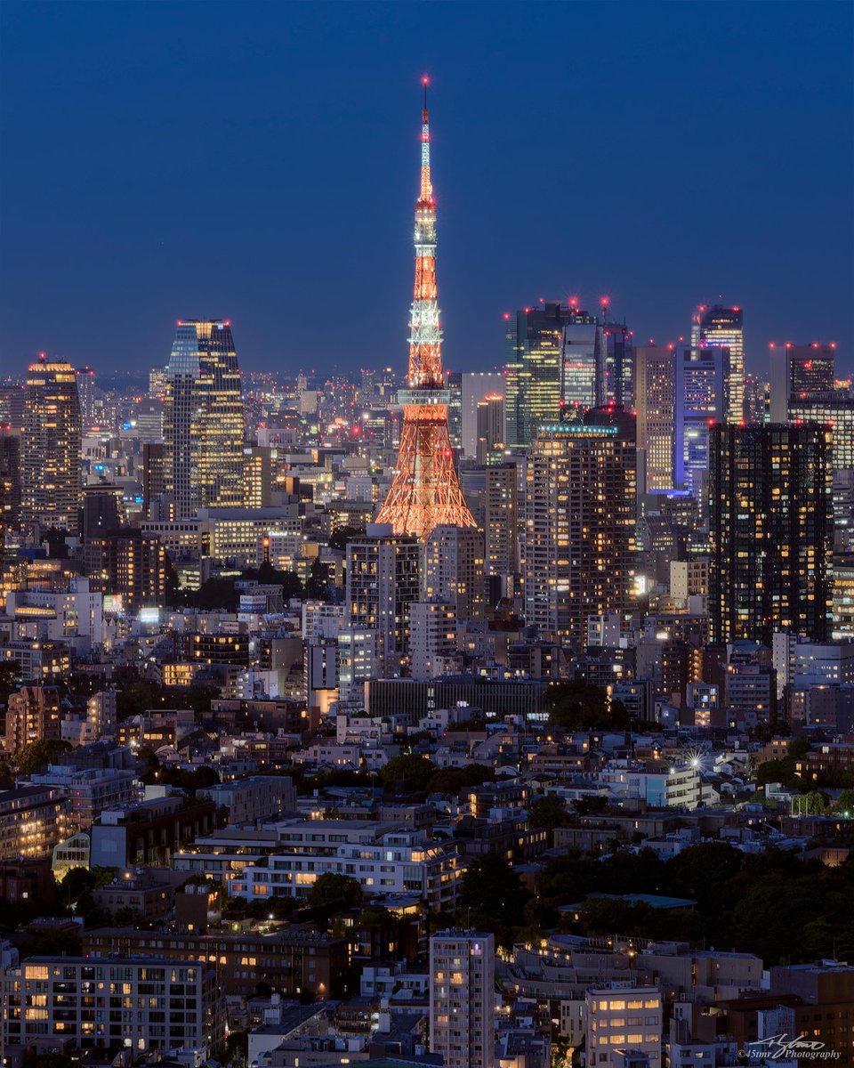 45tmr's tweet photo. 涼しげな夏色のライトアップをまとった東京タワー
薄暮と夜闇を

#Photography #NightView #Nightscape #夜景 https://t.co/8nudC77ncc
