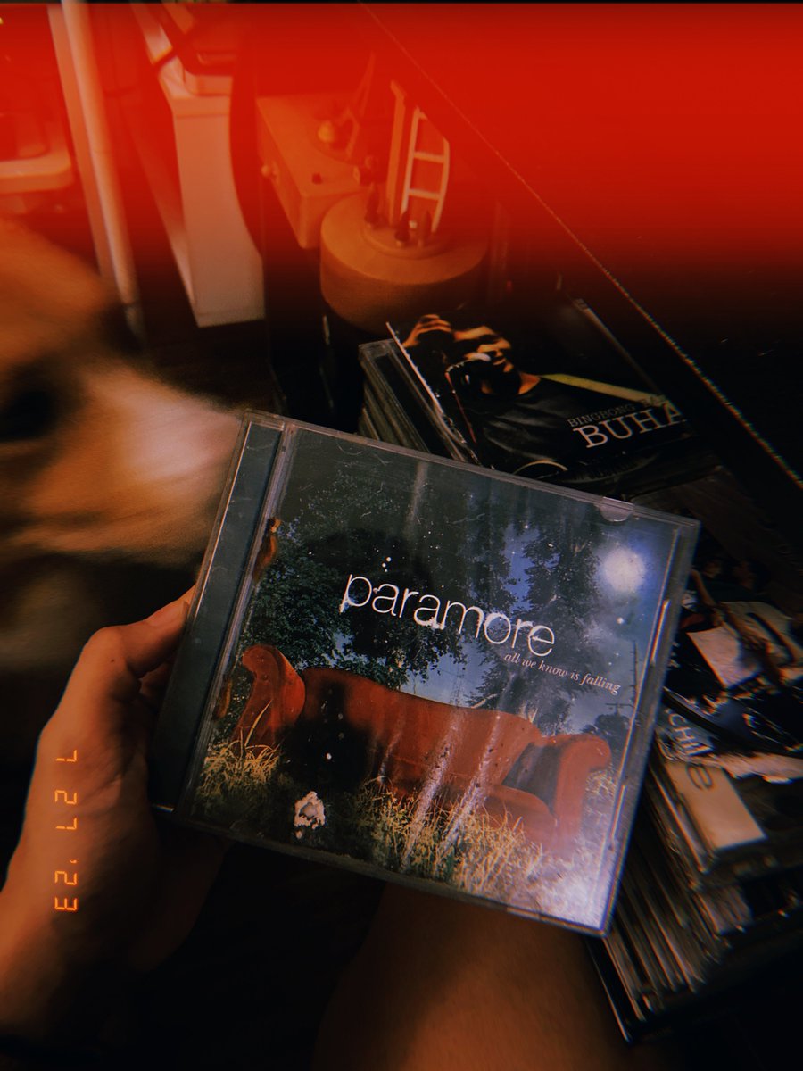 WinonAntonine's tweet photo. Happy birthday to this gem! Used to bring my portable cassette/cd player everyday nung highschool tapos eto papatugtugin namin ni @champagnepami pag lunch time. 🤟🏻 #emorak #eyeliners 😂
#AllWeKnowIsFalling #Paramore https://t.co/PlLe7XFEnq