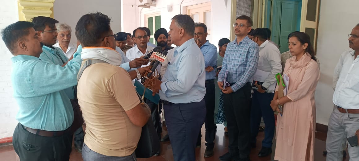 Shri Manoj Kumar Singh, IIDC GoUP along with officers of district administration and UPSIDA reviewed the proposed land of the Bundelkhand Industrial Development Authority in Jhansi.